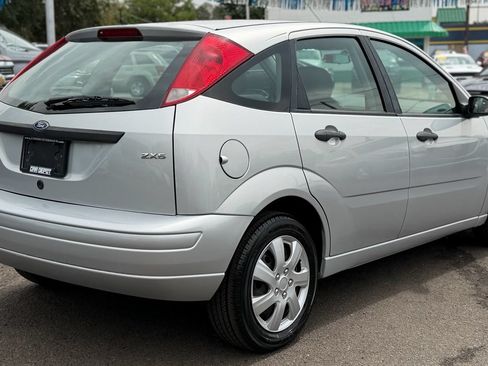 Used 2006 Ford Focus ZX5 Hatchback FWD image 3