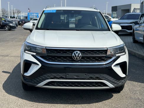Certified 2023 Volkswagen Taos SE image 2