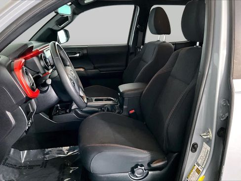 Used 2019 Toyota Tacoma TRD Off-Road AWD/4WD image 9