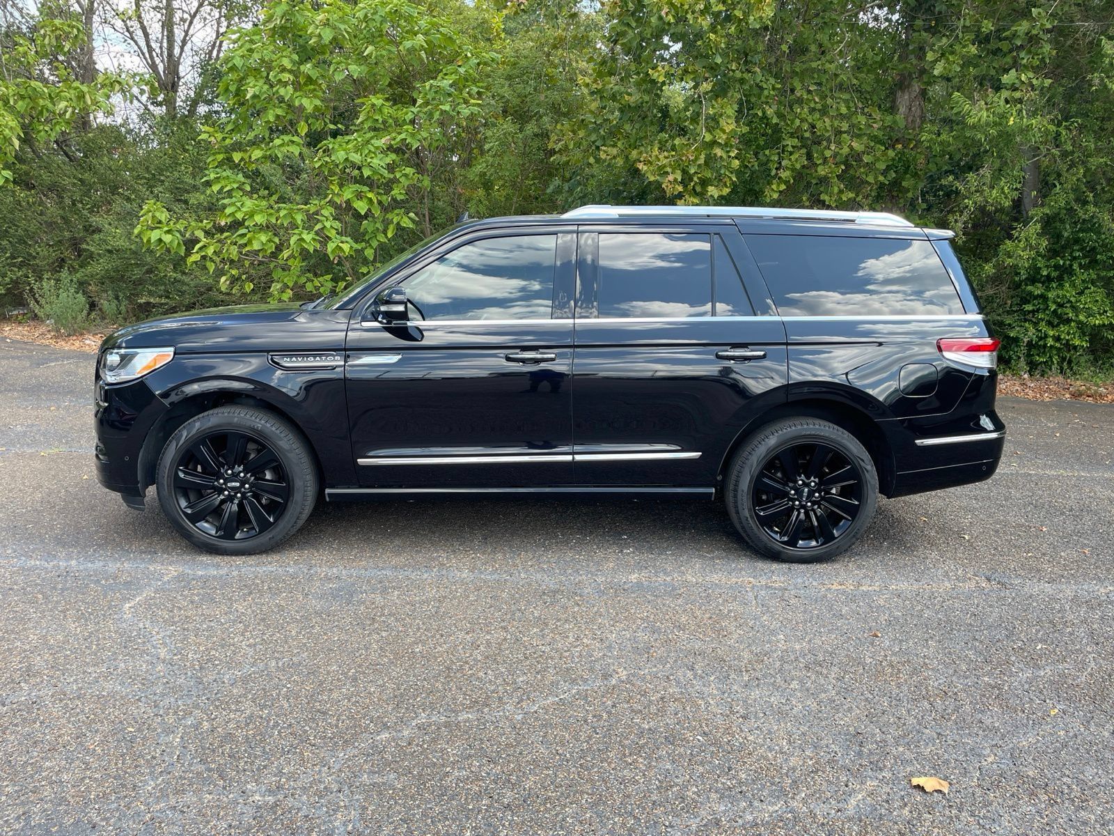 Used 2024 Lincoln Navigator Reserve AWD/4WD image 2