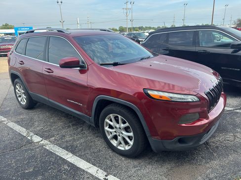 Used 2016 Jeep Cherokee Latitude w/ Cold Weather Group FWD image 3