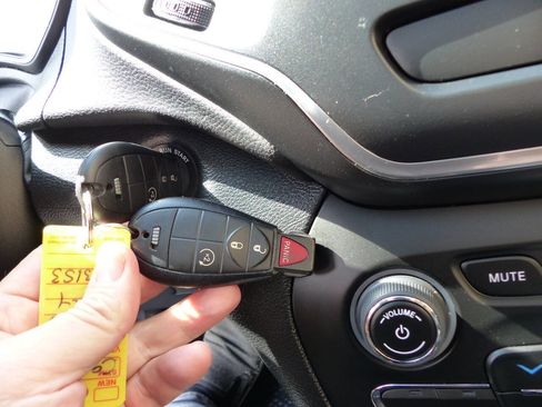 Used 2022 Jeep Cherokee Latitude w/ Sun & Sound Group image 22