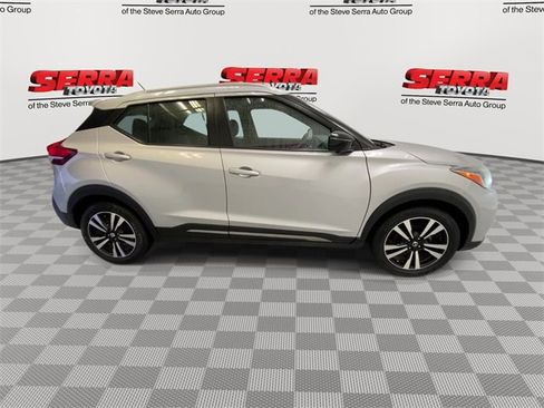 Used 2019 Nissan Kicks SR image 10