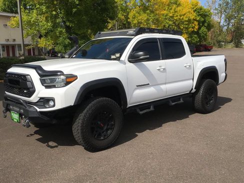 Used 2021 Toyota Tacoma TRD Off-Road w/ Technology Package AWD/4WD image 12