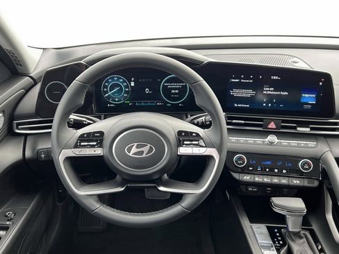 New 2025 Hyundai Elantra Limited image 17