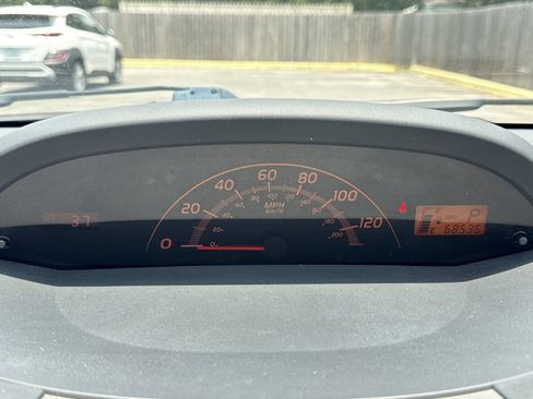 Used 2009 Toyota Yaris 4-Door Hatchback FWD image 16