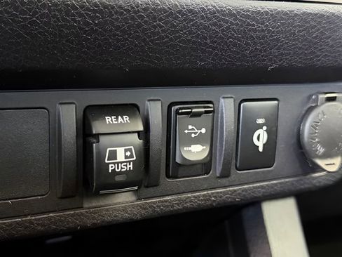 Used 2018 Toyota Tacoma TRD Off-Road image 29