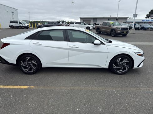 Used 2025 Hyundai Elantra SEL FWD image 7