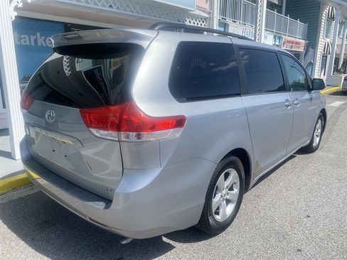 Used 2014 Toyota Sienna LE image 6