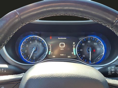 Used 2020 Chrysler Pacifica Touring-L Plus w/ S Appearance Package image 15