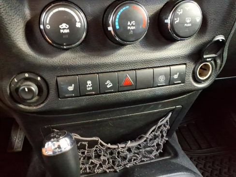 Used 2014 Jeep Wrangler Unlimited Sahara w/ Connectivity Group AWD/4WD image 16