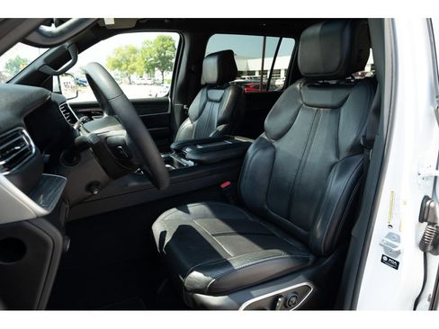 Used 2022 Jeep Wagoneer Series III w/ Premium Group I AWD/4WD image 12