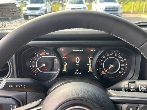 Used 2025 Jeep Wrangler Unlimited Rubicon AWD/4WD image 24