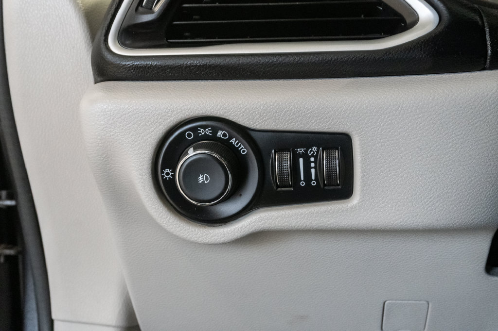 Used 2023 Chrysler Pacifica Touring-L FWD image 13