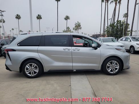 Certified 2023 Toyota Sienna Limited image 3