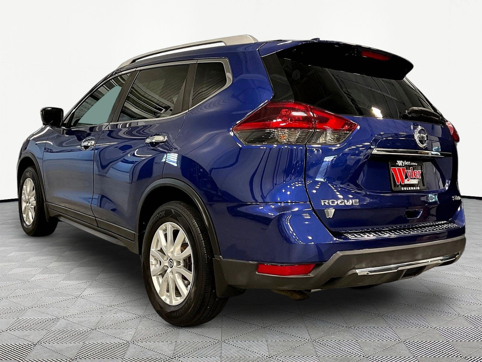 Used 2018 Nissan Rogue SV w/ Sun & Sound Touring Package AWD/4WD image 4