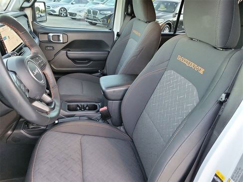 Used 2024 Jeep Gladiator Mojave w/ Technology Group image 16