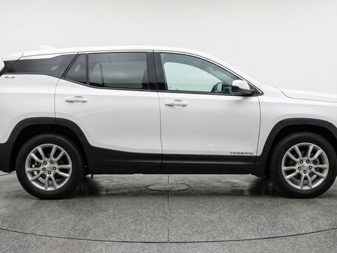 Used 2024 GMC Terrain SLT image 11