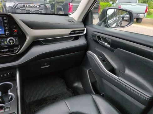 Used 2021 Toyota Highlander XLE AWD/4WD image 17