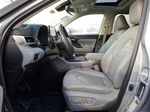 Certified 2021 Toyota Highlander XLE image 19