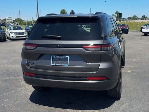 Used 2023 Jeep Grand Cherokee Altitude AWD/4WD image 6