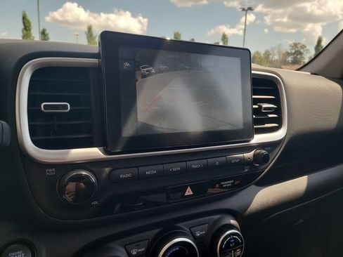 Used 2025 Hyundai Venue SEL FWD image 21