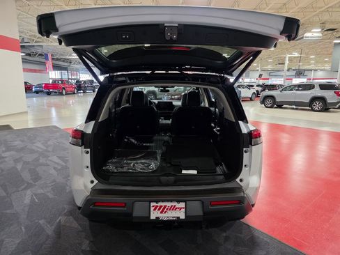 New 2026 Nissan Pathfinder Platinum image 5