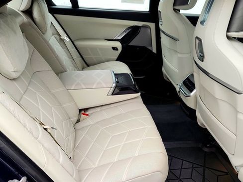 Used 2023 BMW 760i xDrive image 22