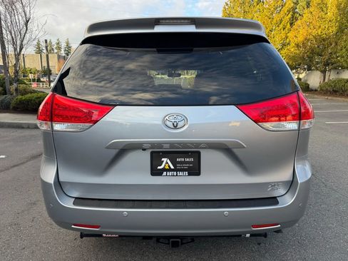 Used 2014 Toyota Sienna XLE w/ XLE Premium Package image 9