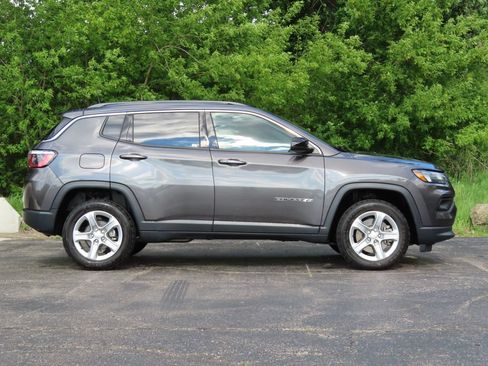 Used 2023 Jeep Compass Latitude AWD/4WD image 2