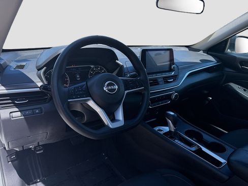 Used 2025 Nissan Altima 2.5 SV image 9