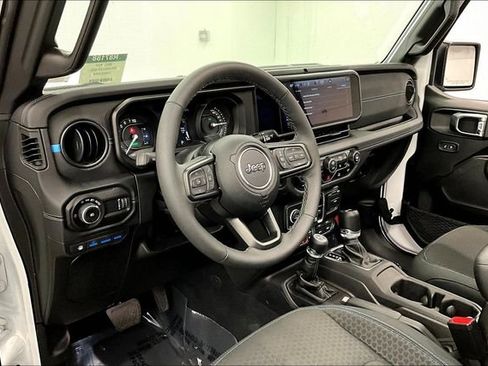 Used 2025 Jeep Wrangler Unlimited Rubicon 4xe w/ Convenience Group AWD/4WD image 17