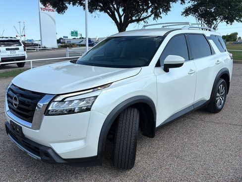 Used 2023 Nissan Pathfinder SL AWD/4WD image 7