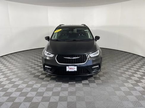 Used 2021 Chrysler Pacifica Touring-L image 2