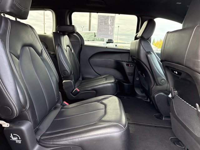 Used 2025 Chrysler Pacifica Select FWD image 12
