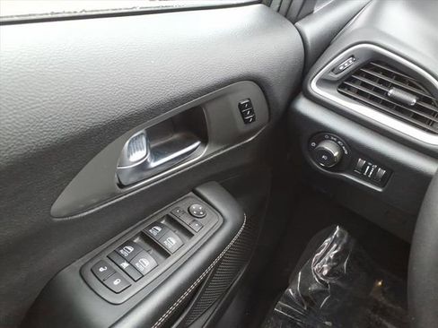 Used 2025 Chrysler Pacifica Select image 21