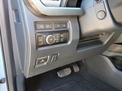Used 2024 Ford F250 Platinum image 11