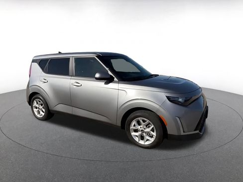 Used 2025 Kia Soul LX w/ LX Technology Package FWD image 2