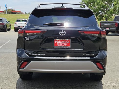 Used 2024 Toyota Highlander Platinum FWD image 5