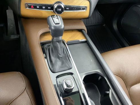 Used 2022 Volvo XC90 T6 Momentum w/ Advanced Package image 16