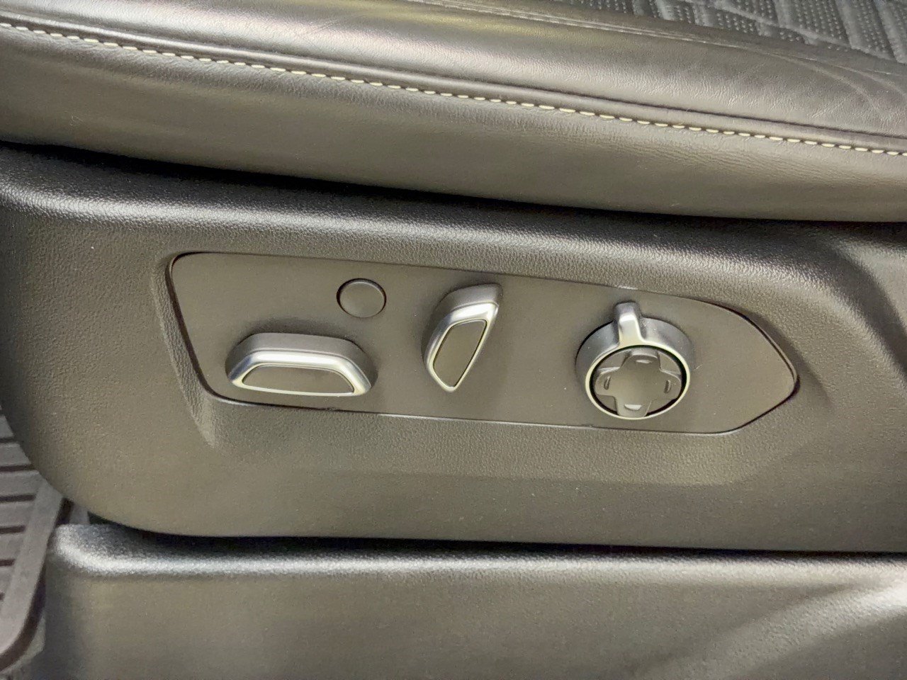 Certified 2023 Cadillac Escalade V AWD/4WD image 16