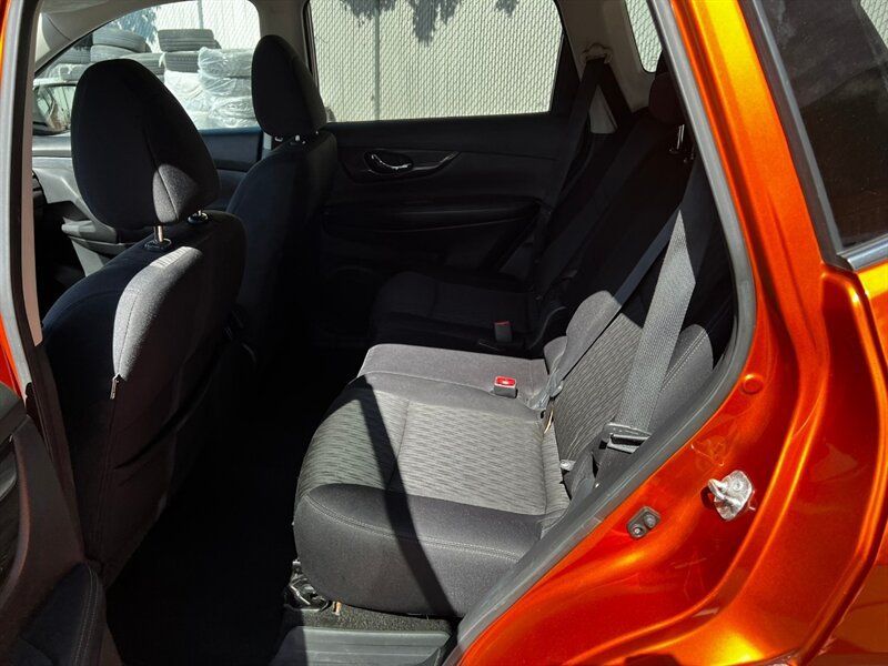 Used 2017 Nissan Rogue SV AWD/4WD image 18