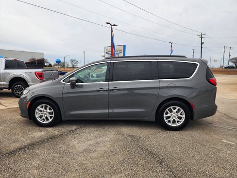 Used 2022 Chrysler Pacifica Touring-L image 8