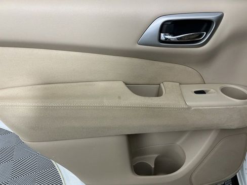 Used 2014 Nissan Pathfinder S image 9