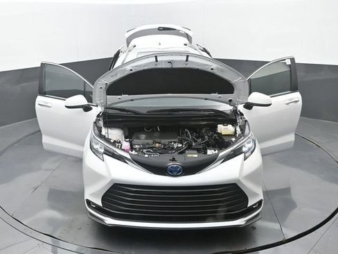 Used 2025 Toyota Sienna XLE w/ XLE Plus Package image 35