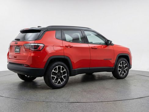 Used 2025 Jeep Compass Trailhawk image 9