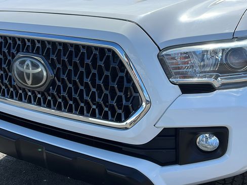 Used 2019 Toyota Tacoma TRD Off-Road AWD/4WD image 9