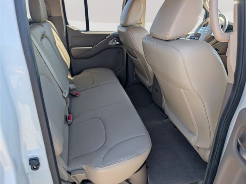 Used 2016 Nissan Frontier SL w/ Moonroof Package AWD/4WD image 10
