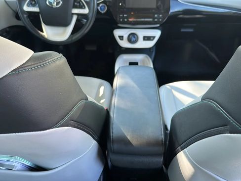 Used 2017 Toyota Prius Four w/ Advanced Technology Package FWD image 28