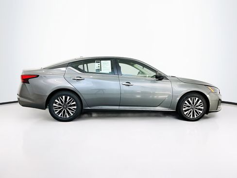 Used 2025 Nissan Altima 2.5 SV FWD image 10